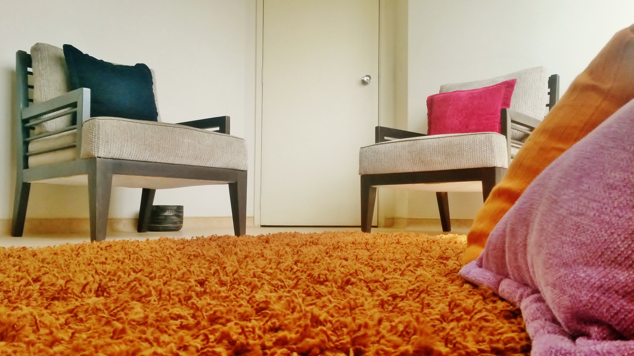 Sala de atendimento com poltronas e tapete